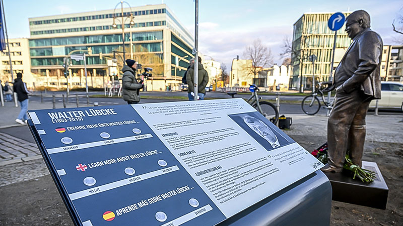 Aktivisten stellen Walter-Lübcke-Statue vor CDU-Zentrale auf