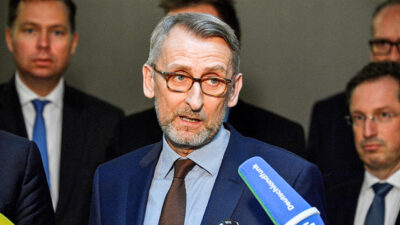 Armin Schuster, CDU, Politik, Politiker, Interview, Sachsen, Mikrofon