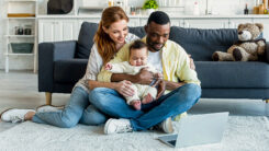 Familie, Mann, Frau, Kind, Baby, Wohnung, Wohnzimmer, Couch, Videochat