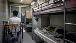 Flüchtling, Geflüchteter, Flüchtlingsheim, Zimmer, Bett, Etagenbett, Traurig, Mann