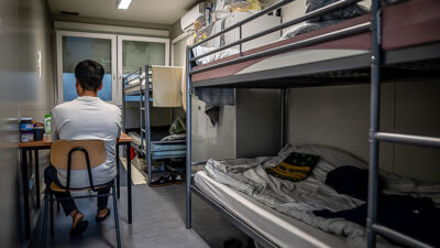 Flüchtling, Geflüchteter, Flüchtlingsheim, Zimmer, Bett, Etagenbett, Traurig, Mann