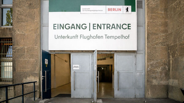 Flughafen, Tempelhof, Berlin, Flüchtlingsheim, Flüchtlingsunterkunft, Geflüchtete, Eingang