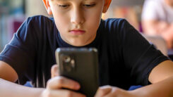 Handy, Kind, Junge, Schule, Bildung, Mediennutzung, Telefon