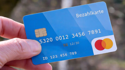 Bezahlkarte, Geflüchtete, Kreditkarte, Geld, Flüchtlingspolitik, Karte, Hand