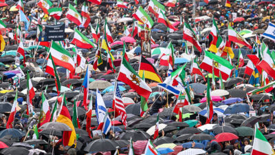 München, Menschen, Demonstration, Demo, Iran, Fahnen, Freiheit