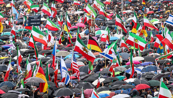 München, Menschen, Demonstration, Demo, Iran, Fahnen, Freiheit
