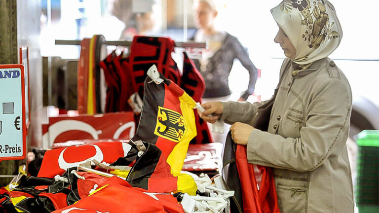Türkin, einkaufen, Fahne, Türkei, Deutschland, Kopftuch, Integration, Identifikation