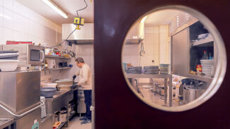 Im „Kreuzberger Himmel“ kochen Geflüchtete für Obdachlose Im „Kreuzberger Himmel“ kochen Geflüchtete für Obdachlose