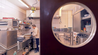 Restaurant, Küche, Tür, Mann, Kochen, Geschirr, Spülen, Töpfe, Flüchtling