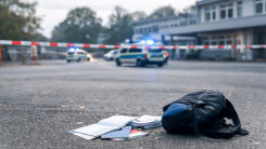 Schule, Schulhof, Rucksack, Hefte, Polizei, Gewalt, Absperrung, Bildung