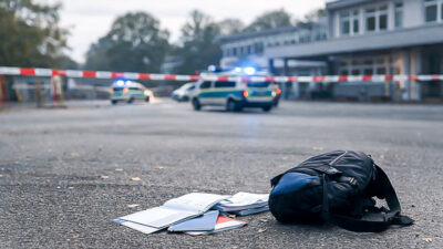 Schule, Schulhof, Rucksack, Hefte, Polizei, Gewalt, Absperrung, Bildung