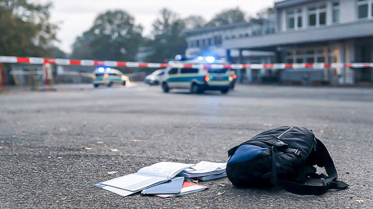 Schule, Schulhof, Rucksack, Hefte, Polizei, Gewalt, Absperrung, Bildung