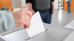 Wahlen, Wahl, Wahlurne, Stimmzettel, Hand, Demokratie