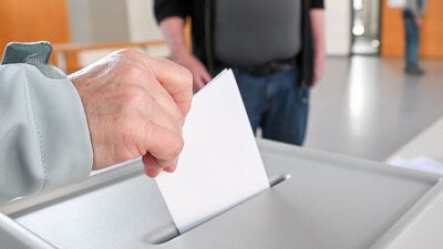 Wahlen, Wahl, Wahlurne, Stimmzettel, Hand, Demokratie