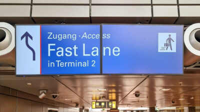 Fast Lane, Fastlane, Flughafen, Airport, Reise, Urlaub, Migration, Einwanderung, Fachkräftemangel
