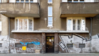 Wohnung, Wohnhaus, Immobilie, Graffiti, Armut, Stadt, Fenster, Tür