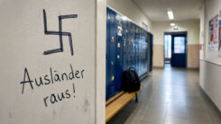 Hakenkreuz, Schule, Rechtsextremismus, Rassismus, Ausländer raus, Straftat