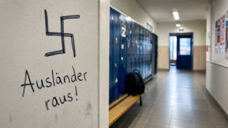 Hakenkreuz in der Schule: Zwischen Schmiererei und Bedrohung