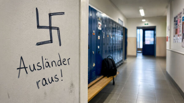 Hakenkreuz, Schule, Rechtsextremismus, Rassismus, Ausländer raus, Straftat