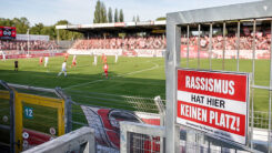 Rassismus, Fußball, Sport, Stadion, Rasen, Schild, Zaun, Fans, Zuschauer
