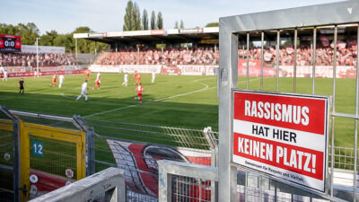 Rassismus, Fußball, Sport, Stadion, Rasen, Schild, Zaun, Fans, Zuschauer