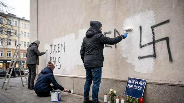Antisemitismus, Hakenkreuz, Rassismus, Rechtsextremismus, Zivilgesellschaft, Wand, Kerzen, Hass