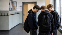 Jugendliche, Jungs, Schule, Bildung, Rechtsextremismus, Handy, Soziale Netzwerke, Gewalt