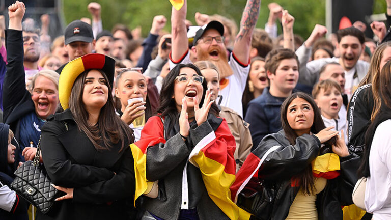 Fußball, Public Viewing, Sport, Fans, Jubel, Deutschland, Feier, WM, Weltmeisterschaft, Fahnen
