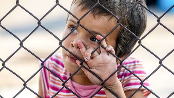 Flüchtlingspolitik, Asylpolitik, Zaun, Grenze, Kind, Mädchen