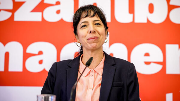 Die Linke, Berlin, Elif Eralp, Politikerin, Presssekonferenz, Mikrofon