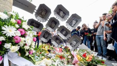 München, Olympia-Einkaufszentrum, Rechtsextremismus, Rassismus, Gewalt, Straftat, Kerzen, Blumen, Trauer, Menschen, Gedenken
