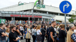 München, Olympia-Einkaufszentrum, Rechtsextremismus, Rassismus, Gewalt, Straftat, Kerzen, Blumen, Trauer, Menschen, Gedenken