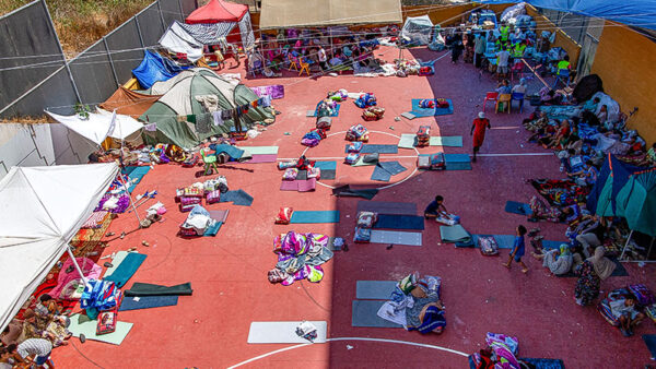 Kinder, Jugendliche, Flüchtlingslager, Flüchtlingsheim, Ceuta, Spanien, Marokko, Sportplatz