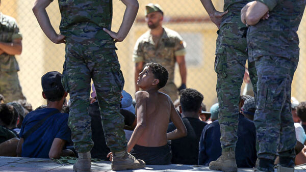 Geflüchtete, Flüchtlinge, Jugendlicher, Soldaten, Ceuta, Spanien, Marokko, Zaun