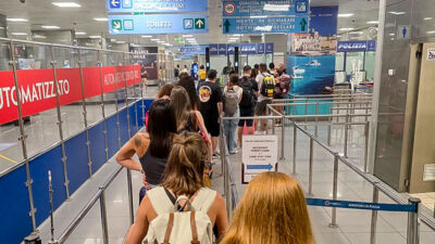Italien, Grenzkontrolle, Passkontrolle, Touristen, Flughafen, Tourismus, Menschen, Reisen