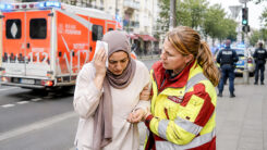 Muslimin, Islam, Kopftuch, Notarzt, Gewalt, Islamfeindlichkeit, Polizei