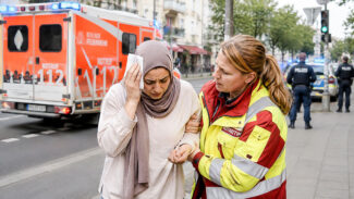 Muslimin mit Glasflasche niedergeschlagen