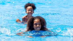 Kinder, Mädchen, Schwimmbad, Schwimmbecken, Sommer, Sonne, Spaß, People of Colour, PoC, Schwarze