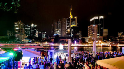 Menschen, Frankfurt a.M., Gesellschaft, Stadt, Mainufer, Skyline, Nacht