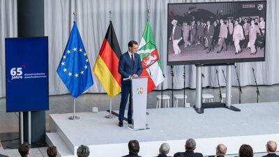 Hendrik Wüst, NRW, Nordrhein-Westfalen, Ministerpräsident, Gastarbeiter, Anwerbeabkommen, Rede, Bühne