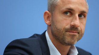Siegmund nennt Rüstungsgüter „Hilfsmittel“ für „Remigration“