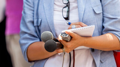 Journalistin, Mikrofon, Notizzettel, Notizblock, Stift, Journalismus