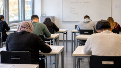 Sprachtest, Sprachprüfung, Integrationskurs, Migranten, Kursraum, Sprache